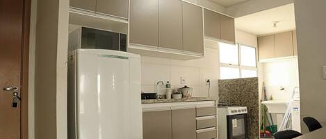 Réfrigérateur, micro-ondes, plaque de cuisson, cafetière/bouilloire