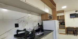 Fridge, microwave, stovetop, cookware/dishes/utensils - Studio em Bauru com Excelente Localização (Bauru)