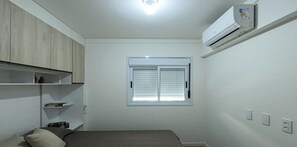 Tabla de planchar con plancha, wifi y ropa de cama 