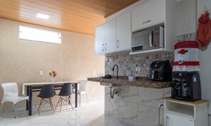 Fridge, microwave, stovetop, coffee/tea maker - Casa a 5 passos da praia em Arraial do Cabo (Arraial do Cabo)