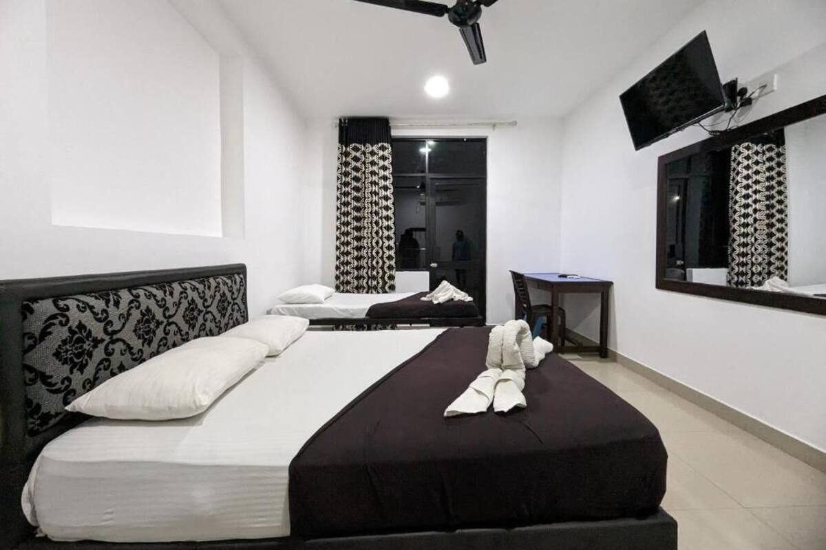 Habitación triple, balcón, vista parcial al océano | Escritorio y espacio para trabajar con laptop