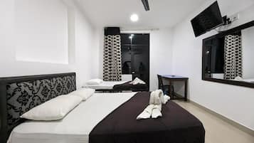 Chambre Triple, balcon, vue partielle sur l'océan | Bureau, espace de travail pour ordinateur portable