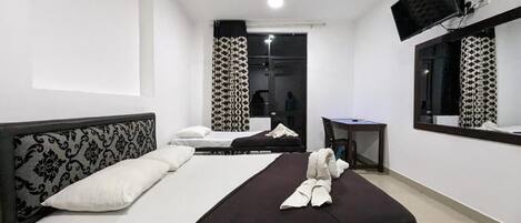 Herbergi fyrir þrjá - svalir - sjávarútsýni að hluta | Skrifborð, vinnuaðstaða fyrir fartölvur, hljóðeinangrun