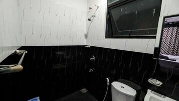 Chambre Triple, balcon, vue partielle sur l'océan | Salle de bain | Douche, serviettes fournies, savon, shampoing