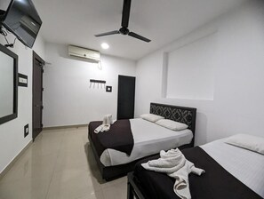 Habitación triple, balcón, vista parcial al océano | Escritorio, espacio para trabajar con laptop y insonorización 