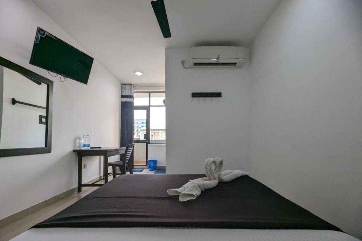 Habitación doble, balcón, vista parcial al océano | Escritorio y espacio para trabajar con laptop