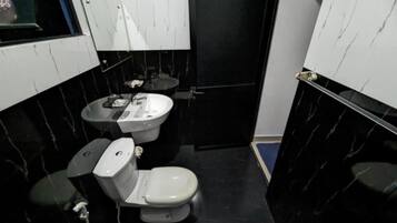 Chambre Triple, balcon, vue partielle sur l'océan | Salle de bain | Douche, serviettes fournies, savon, shampoing