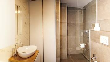 Classic Apartment | Bathroom