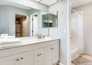 Shower, hair dryer, towels, soap - Beautiful Sarasota Villa with Pool Access and Tennis – 4 Miles to the Beach (Sarasota)