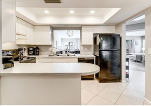 Fridge, microwave, oven, stovetop - Beautiful Sarasota Villa with Pool Access and Tennis – 4 Miles to the Beach (Sarasota)