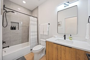 Dusche, Haartrockner, Handtücher, Seife