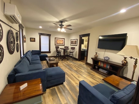 スマートテレビ. Rock Island Hideaway
Classic Cozy Apartment in Downtown Owensville Missouri