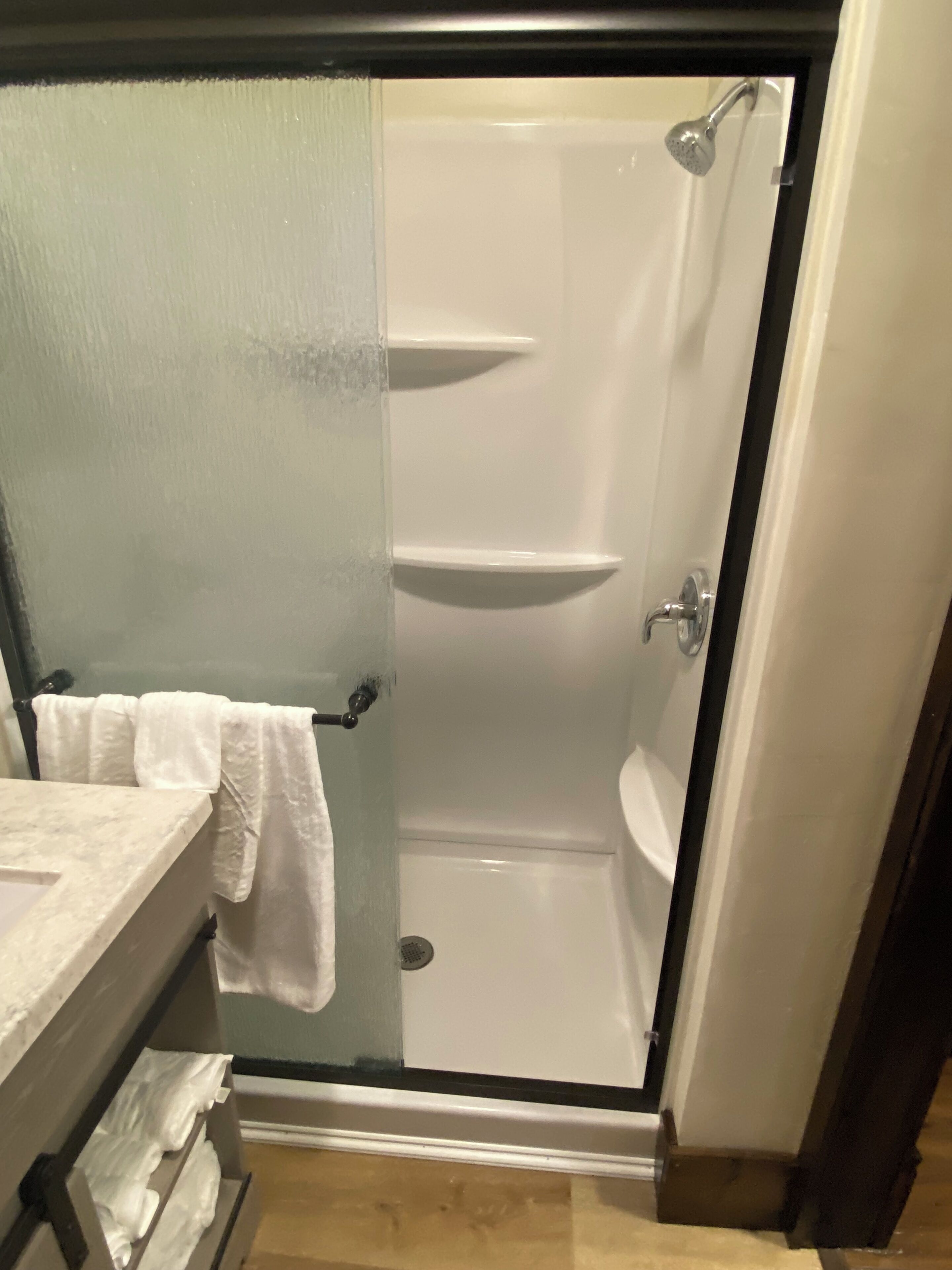 Dusche, Handtücher, Seife, Toilettenpapier