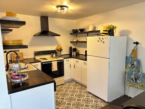 Kylskåp, mikrovågsugn, ugn och spishäll