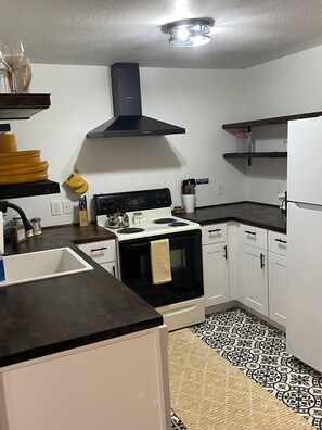 Køleskab, mikrobølgeovn, ovn, kogeplade