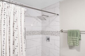 Shower, hair dryer, towels, soap - Heated Saltwater Pool • Hot Tub • Fire Pit • BBQ Lounge • 5 mins from Old Town! (Scottsdale)