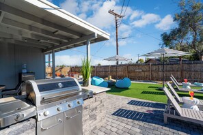 Outdoor dining - Heated Saltwater Pool • Hot Tub • Fire Pit • BBQ Lounge • 5 mins from Old Town! (Scottsdale)