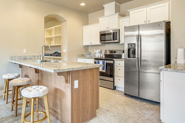 Fridge, microwave, stovetop, dishwasher
