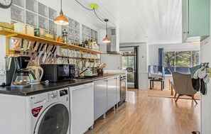 Fridge, stovetop, dishwasher, coffee/tea maker - 3 bedroom amazing home in Rømø (Rømø)