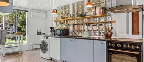 Kylskåp, spishäll, diskmaskin och kaffe- och tebryggare