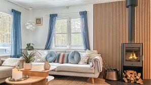 Una sala acogedora con sofá, mesa de centro y chimenea.