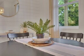 Dining - The Heron House | Peaceful Lakeside Retreat (Millersport)