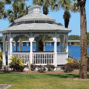 Property grounds - Luxury Renovated Beach & Lake Retreat ◇ Pinnacle Paradise Between the Shores (Panama City Beach)
