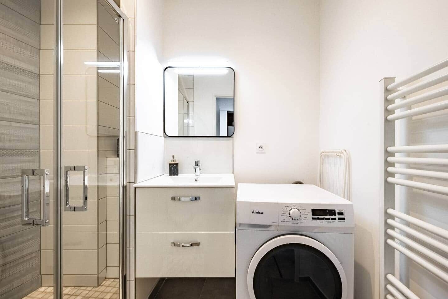 Suihku, hiustenkuivaaja, pyyhkeet, saippua