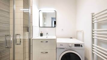 Suihku, hiustenkuivaaja, pyyhkeet, saippua