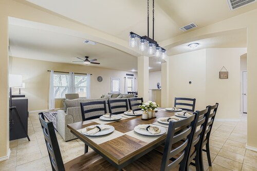 SA Home Sweet Home 4BR/3.5BA • Lackland BMT • Riverwalk• 1G Internet!