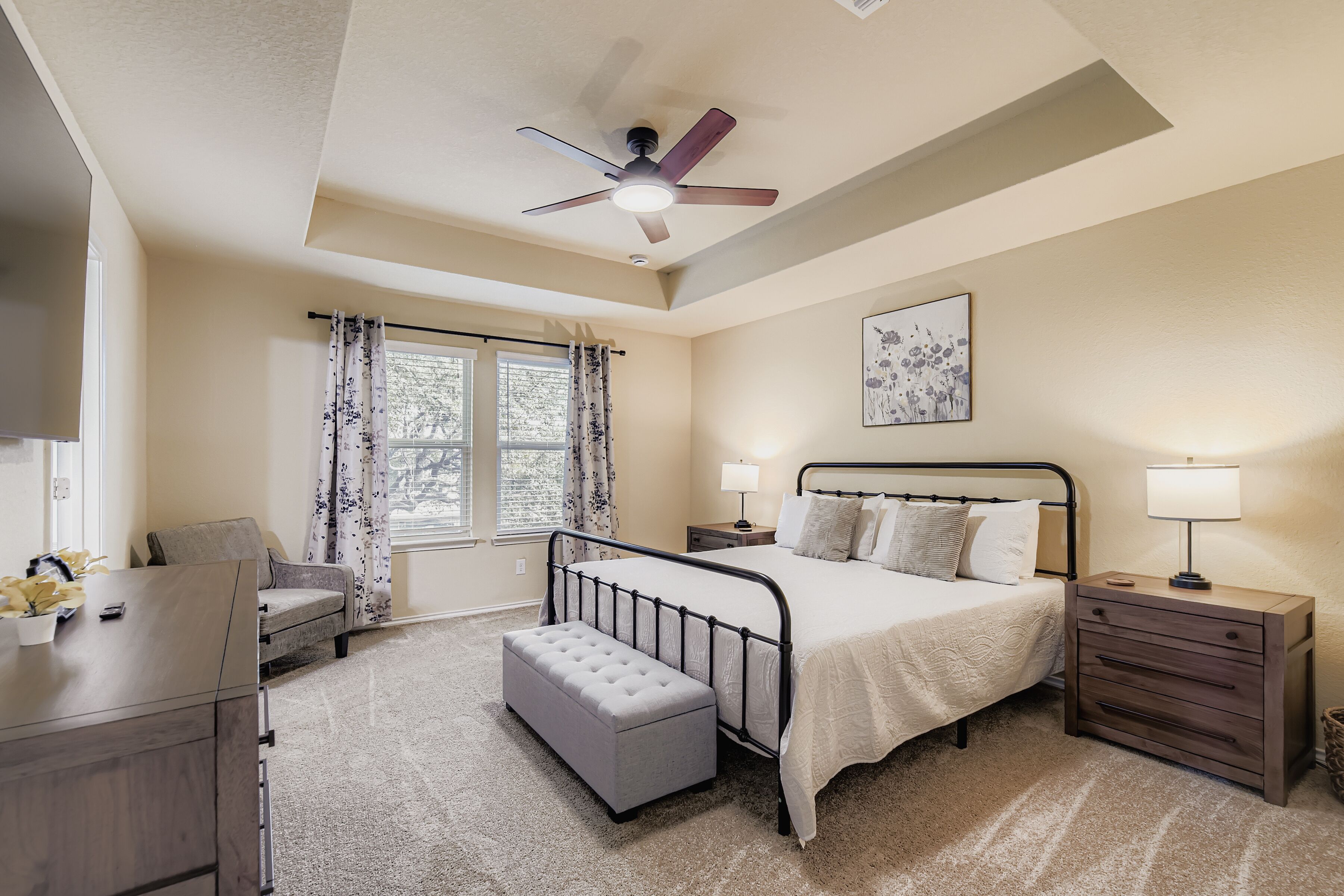 Escritorio, tabla de planchar con plancha, wifi gratis y ropa de cama 