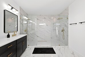Dusche, Handtücher, Seife, Toilettenpapier