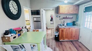 Refrigerador, microondas, cafetera y tetera y tostadora 