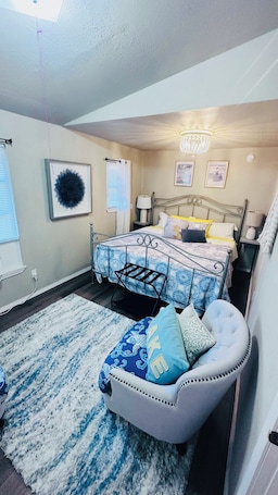 Free WiFi, bed sheets. Fisherman-Friendly Lake Tenkiller Cottage, Boat Parking and Near Ramps