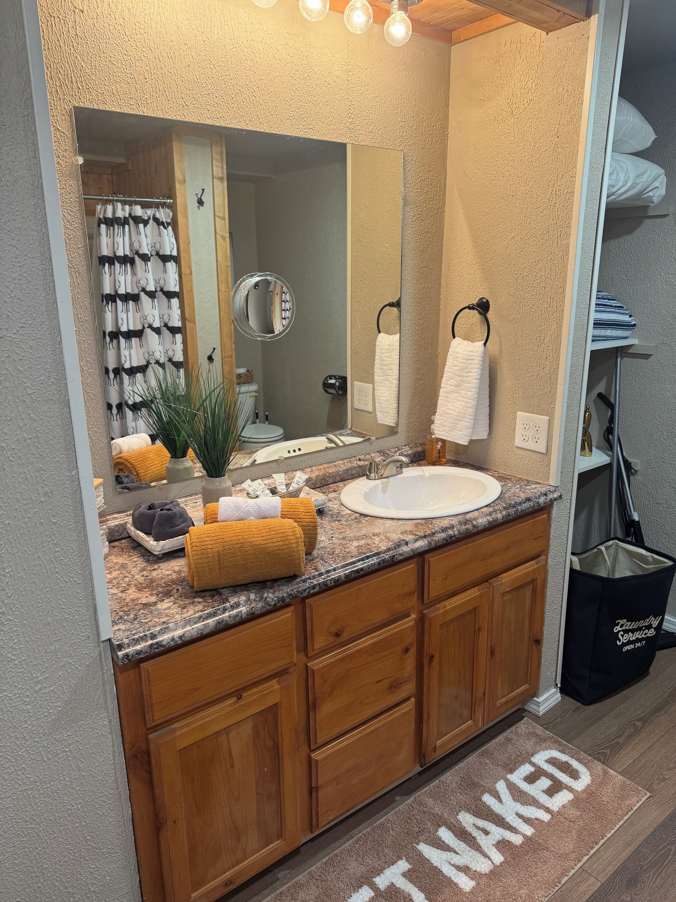 Chuveiro, secador de cabelo, toalhas de banho, sabonete