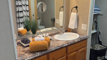 Chuveiro, secador de cabelo, toalhas de banho, sabonete