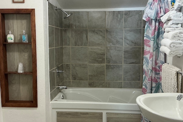 Habitación Deluxe, 2 camas Queen size, para no fumadores | Baño | Secadora de cabello, toallas, jabón, shampoo