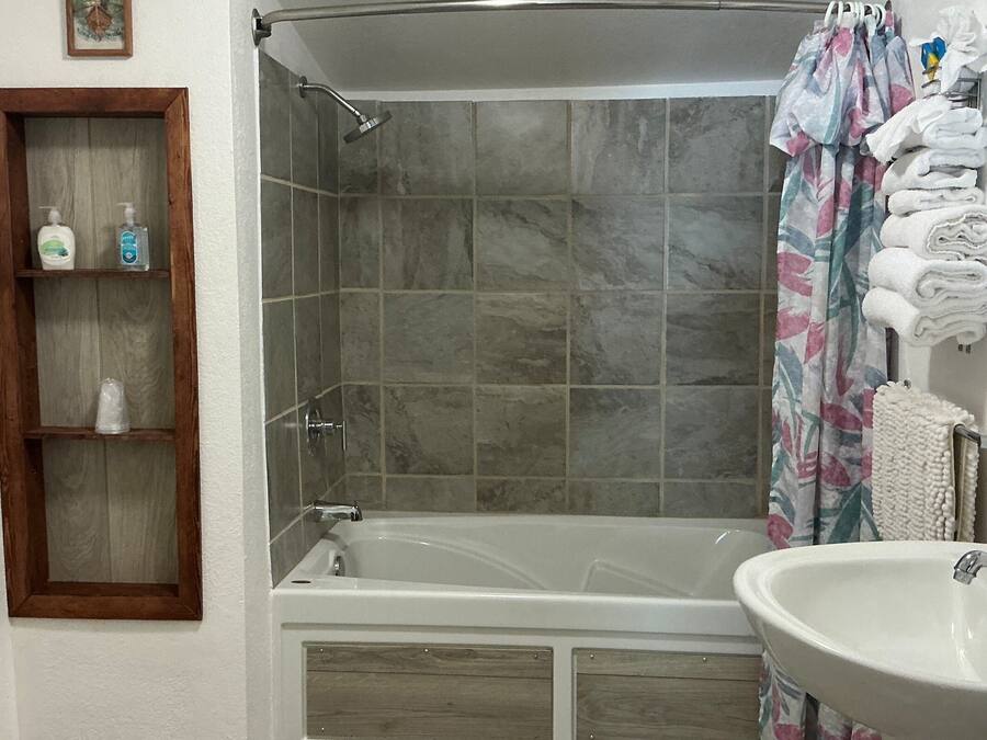 Deluxe-Zimmer, 2 Queen-Betten, Nichtraucher | Badezimmer | Haartrockner, Handtücher, Seife, Shampoo