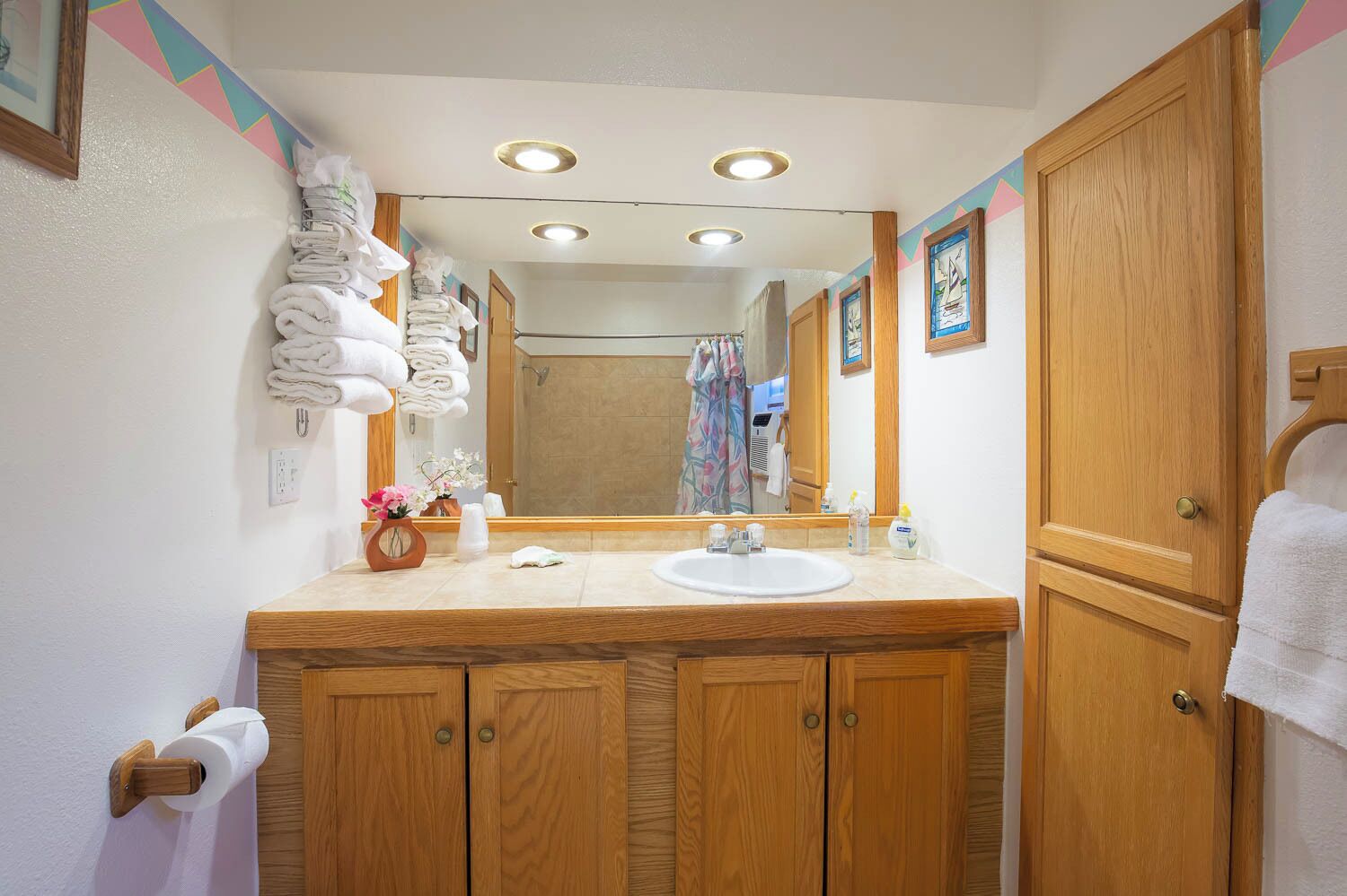 Comfort Room, 1 King Bed, Non Smoking | Bathroom | Shower, hair dryer, towels, soap