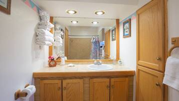 Comfort Room, 1 King Bed, Non Smoking | Bathroom | Shower, hair dryer, towels, soap