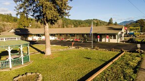 Un motel doté d’un parking, d’un espace pique-nique couvert et offrant une vue sur les montagnes.