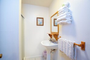 Dusch, hårtork, handdukar och tvål