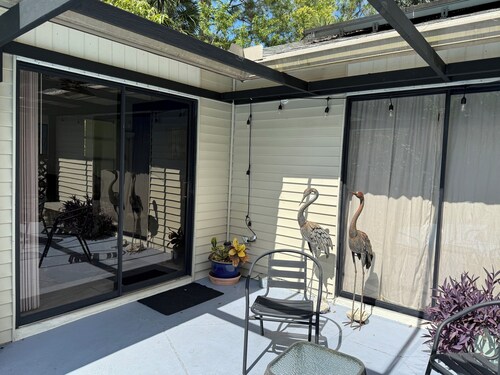 2 rooms/1king bed/1 sofa bed/kitchenette/pool