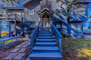 Terrace/patio - Tahoe Meadows Lakefront | Hot Tub | Beach (South Lake Tahoe)