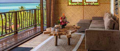 Casa, patio, vista al mar | Área de sala de estar