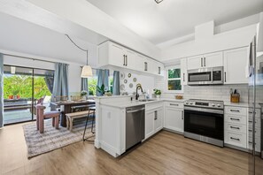 Fridge, microwave, oven, stovetop - Bradenton Bliss • Pool • Putt Putt • Arcade Games (Bradenton)