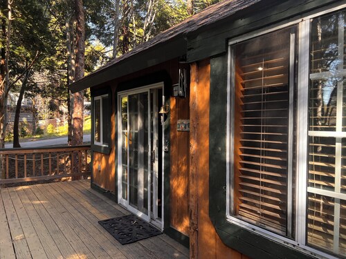 Beautiful 3-bedroom cabin in Lake Arrowhead perfect for relaxing getaways!