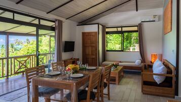 Nhà, sân hiên, quang cảnh biển | Khu phòng khách