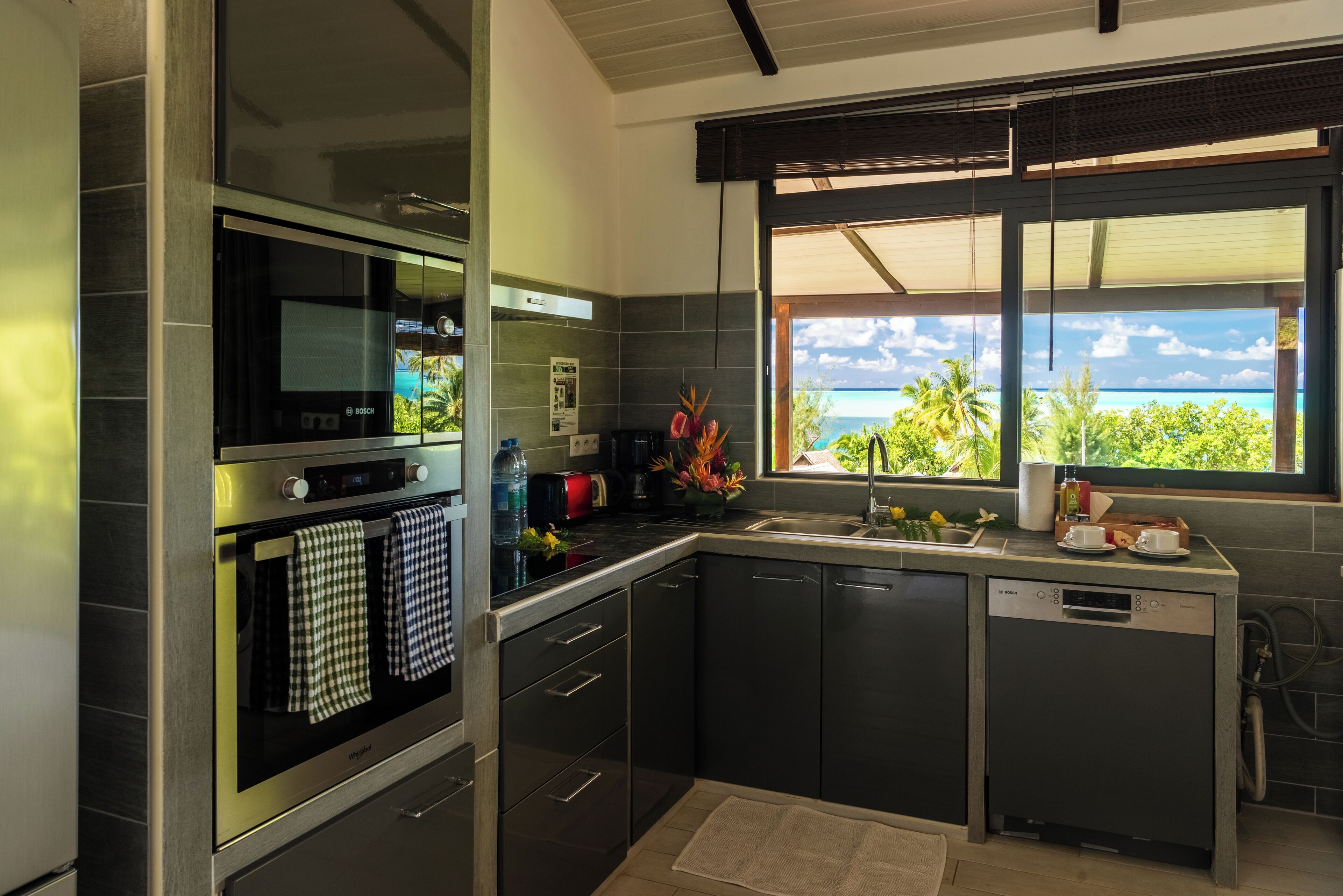 Nhà, sân hiên, quang cảnh biển | Bếp riêng