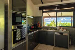 Nhà, sân hiên, quang cảnh biển | Bếp riêng